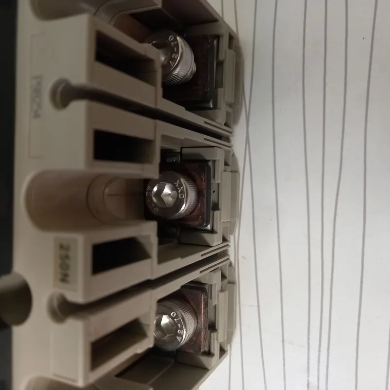 کلید اتوماتیک سه پل قابل تنظیم حرارتی و مغناطیسی 250 آمپر NS250 N مرلین گرین Merlin Gerinدر حد نو gallery2