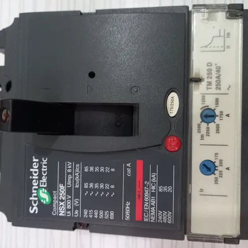 کلید اتوماتیک سه پل قابل تنظیم حرارتی و مغناطیسی 250 آمپر مدلNSX 250F اشنایدر فرانسه در حد نو دارای کارتن