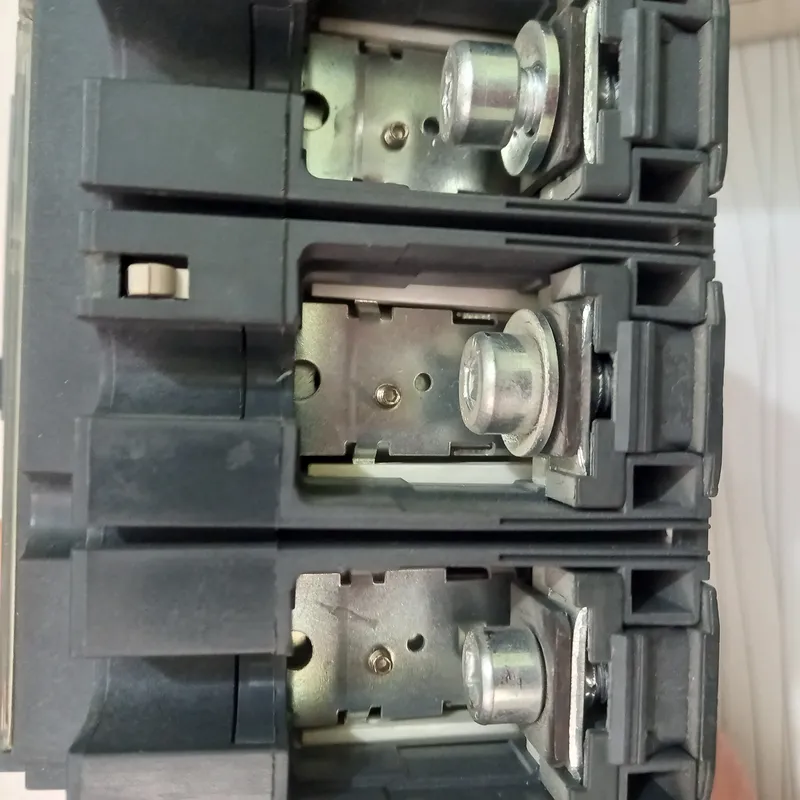 کلید اتوماتیک سه پل قابل تنظیم حرارتی و مغناطیسی 250 آمپر مدلNSX 250F اشنایدر فرانسه در حد نو دارای کارتن gallery1