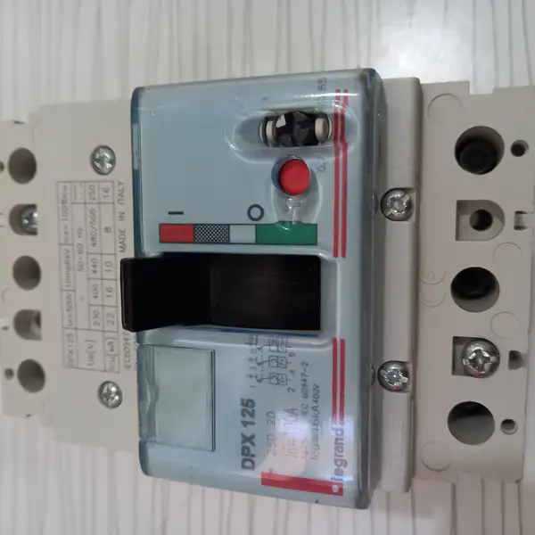کلید اتوماتیک سه پل قابل تنظیم حرارتی 100 آمپر لگراند ایتالیا مدل DPX 125 فاقد کارتن